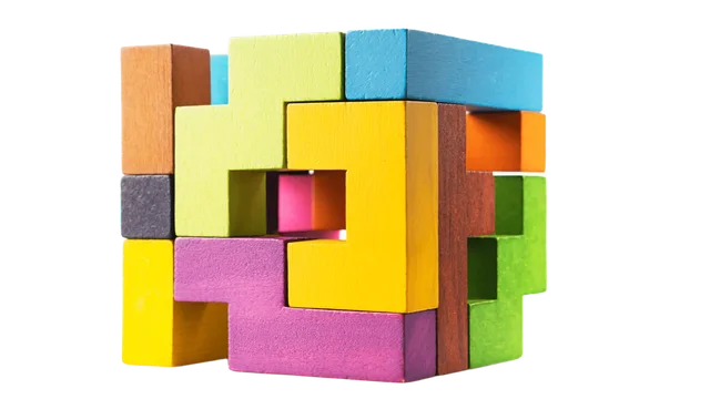 Cube de blocs multicolores imbriqués symbolisant l'assemblage de solutions de gestion